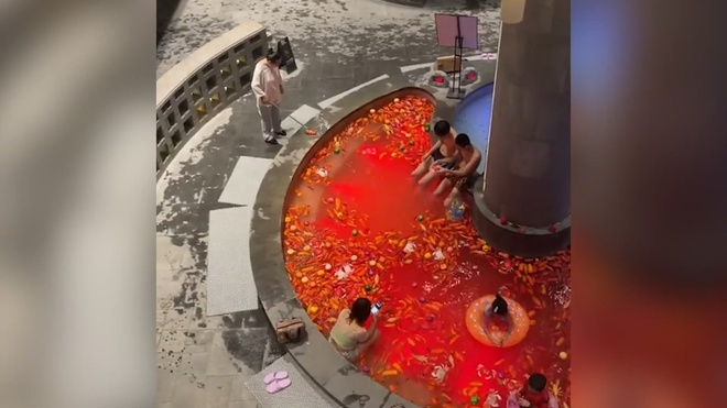 Khách sạn ngâm 10 kg ớt vào suối nước nóng