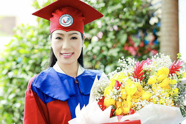 NSƯT Trịnh Kim Chi hạnh phúc tốt nghiệp Đại học ngành đạo diễn