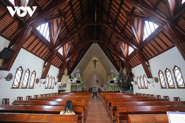 Visiting old pink Catholic Church in Da Lat