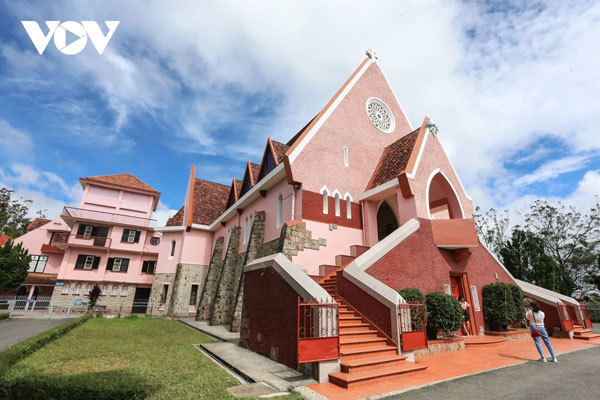 Visiting old pink Catholic Church in Da Lat