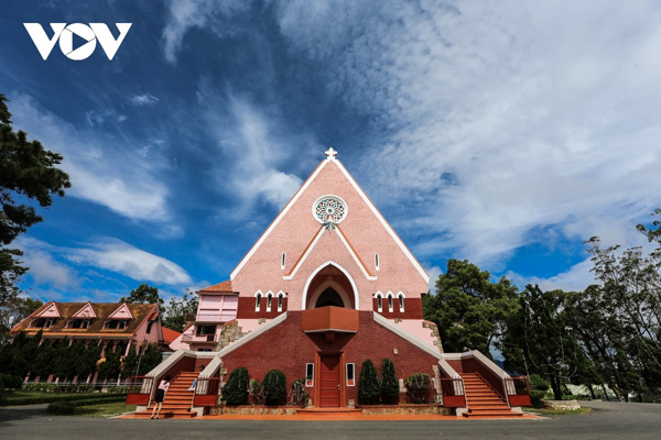 Visiting old pink Catholic Church in Da Lat