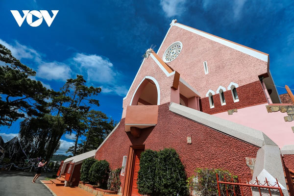 Visiting old pink Catholic Church in Da Lat