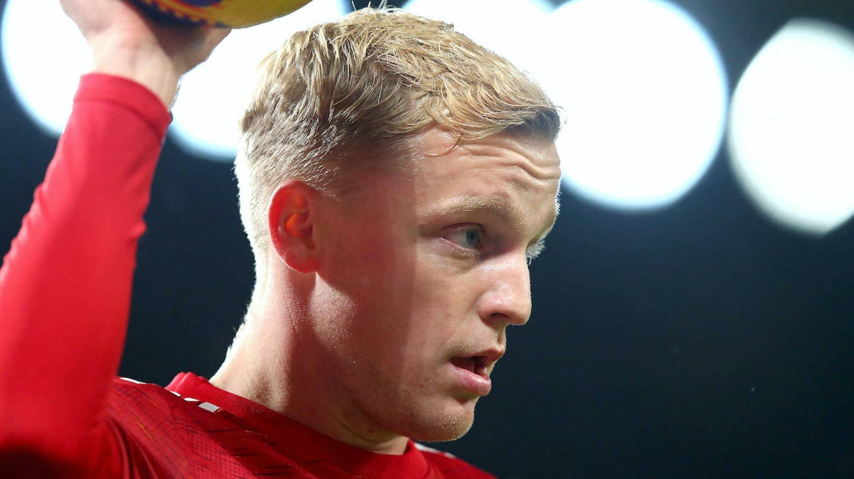 Tin chuyển nhượng 6/10: MU nhả Van de Beek, Real khoe ký Mbappe