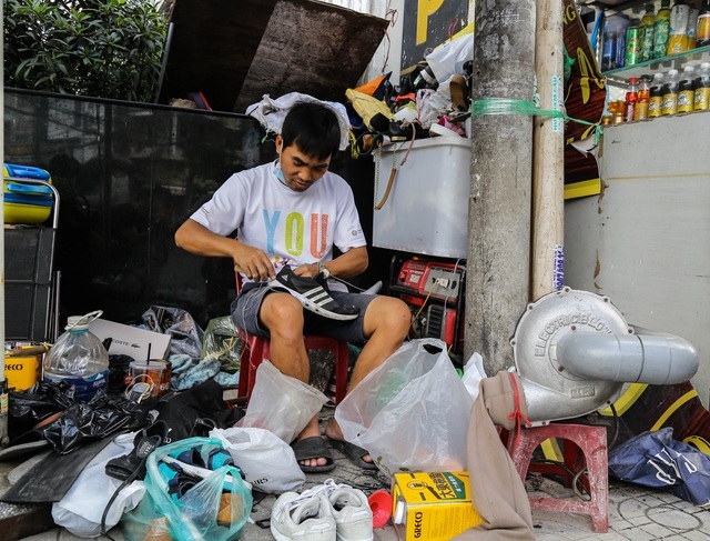 Thợ giày vỉa hè Sài Gòn 'tá hỏa' khi nhận sửa đôi giày cũ giá 23.000 USD