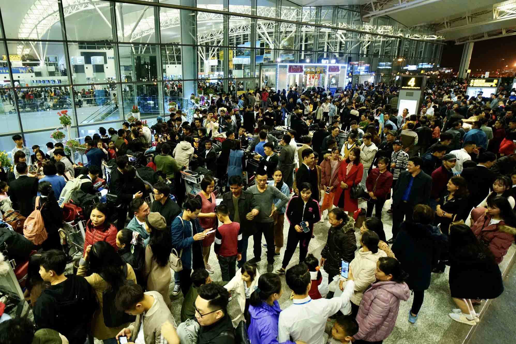 Nghỉ lễ 30/4, “sốt” vé máy bay, tàu xe tăng chuyến