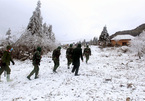 Mountain border turn white with snow, border guards work harder