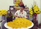 Ben Tre man makes peach flowers from wool