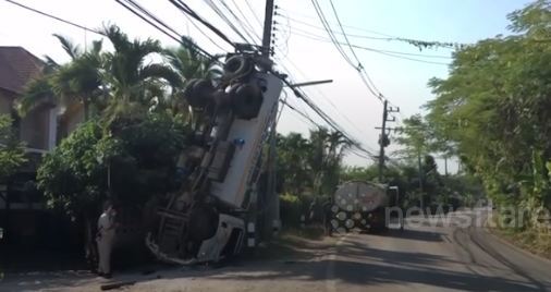 Xe hút bể phốt mất lái tông cột điện lộn ngược