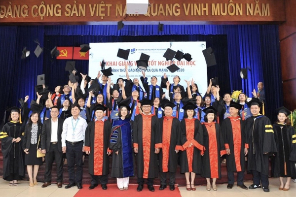 69 cử nhân đầu tiên tốt nghiệp chương trình đào tạo trực tuyến ĐH Mở TP.HCM
