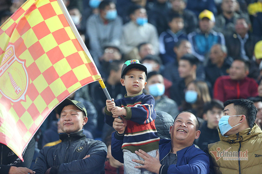 Covid-19 càn quét, V-League vừa đá vừa... ngóng