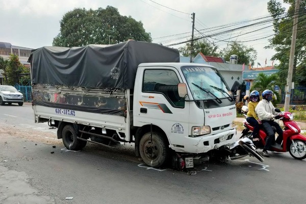 Tài xế xe tải ngủ gật, tông bị thương 5 học sinh đang đi học