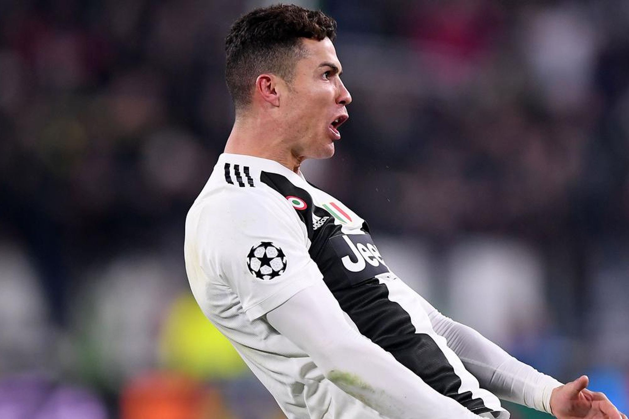 Ronaldo gia hạn hợp đồng Juventus thêm 1 năm