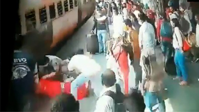 Phản ứng nhanh như chớp cứu cô gái ngã vào đoàn tàu đang chạy