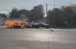 Xe bán tải kéo theo đám cháy chạy băng băng trên đường