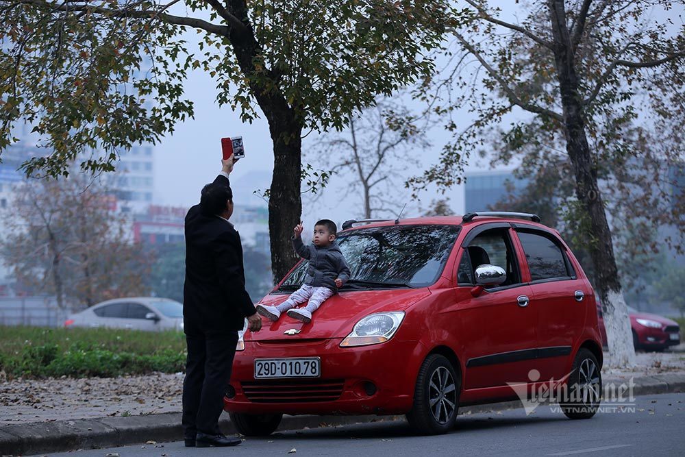 Người dân nườm nượp check-in bên hàng phong lá đỏ giữa Thủ đô