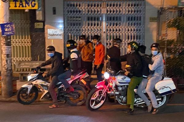 Cảnh sát nổ súng vây ráp nhóm quái xế ở Sài Gòn