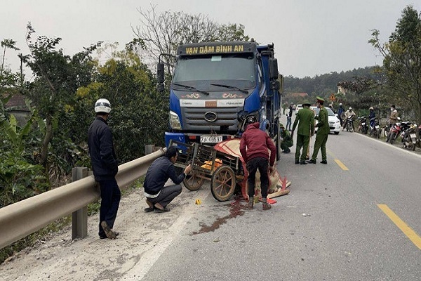 Xe tải cuốn xe máy vào gầm, hai bố con ở Quảng Bình tử vong