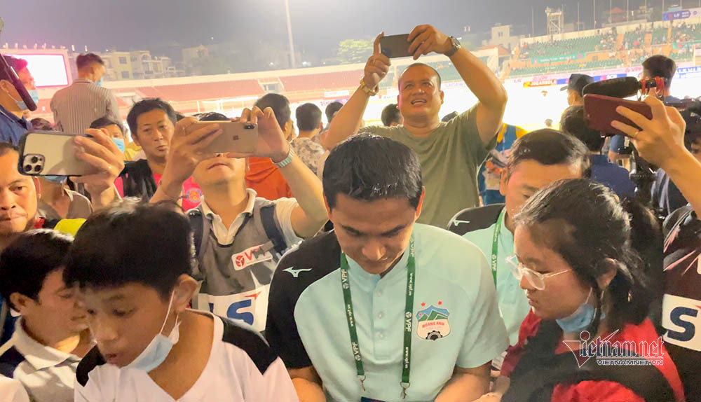 HAGL thất bại, Kiatisuk bị fan quây chặt ở sân Thống Nhất