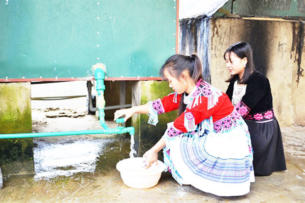 Teacher brings gift of hot water to students amid cold winter