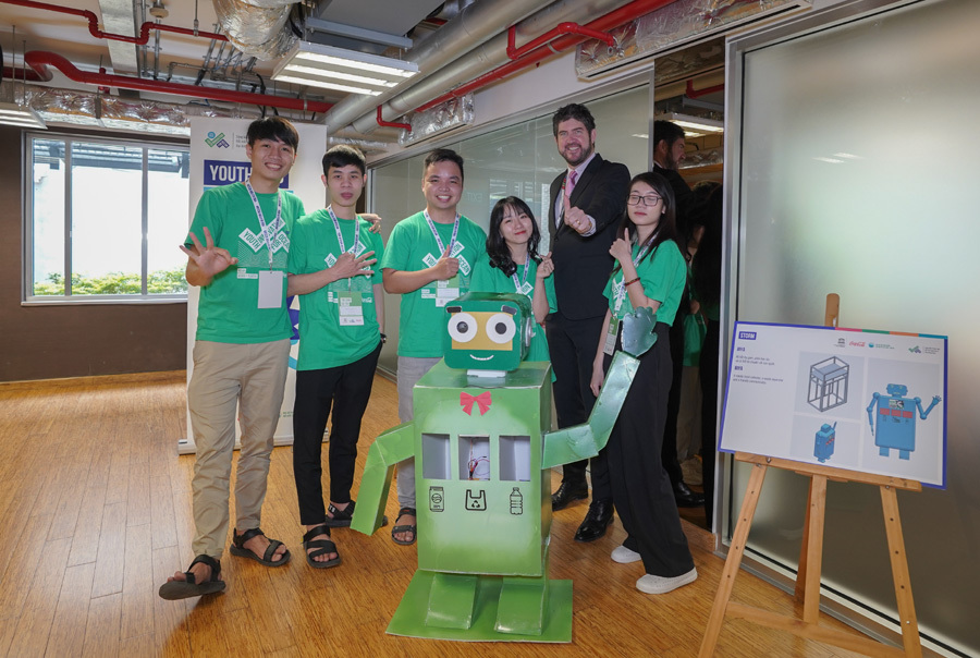 Da Nang students create robot that collects trash, answers tourist queries