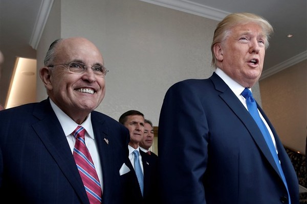 Ông Trump 'chia tay' người đại diện trung thành Giuliani