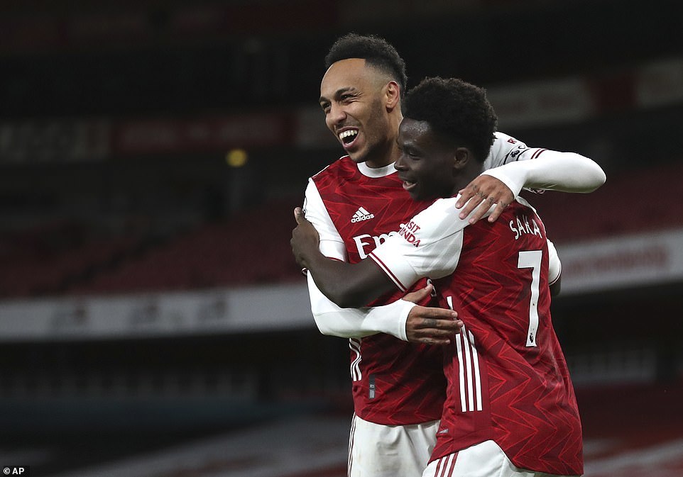 Aubameyang lập cú đúp, Arsenal bắn hạ 