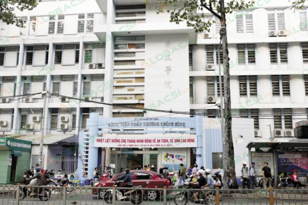 Thiếu niên dập nát bàn tay vì điện thoại phát nổ khi sạc