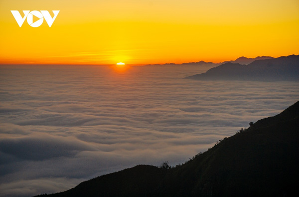 Trekkers can enjoy a spectacular sunset on Muoi Mountain