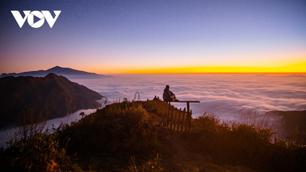 Trekkers can enjoy a spectacular sunset on Muoi Mountain