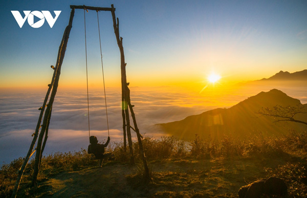 Trekkers can enjoy a spectacular sunset on Muoi Mountain