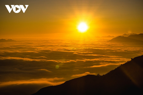 Trekkers can enjoy a spectacular sunset on Muoi Mountain