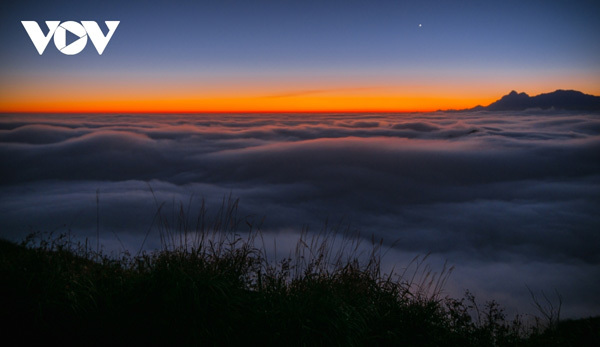 Trekkers can enjoy a spectacular sunset on Muoi Mountain
