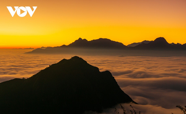 Trekkers can enjoy a spectacular sunset on Muoi Mountain