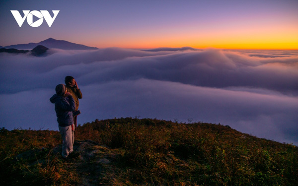 Trekkers can enjoy a spectacular sunset on Muoi Mountain