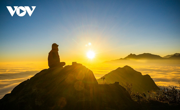 Trekkers can enjoy a spectacular sunset on Muoi Mountain