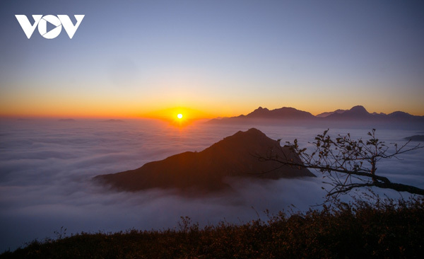 Trekkers can enjoy a spectacular sunset on Muoi Mountain