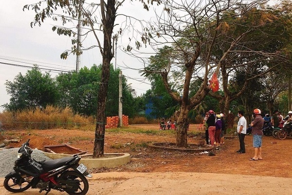 Thi thể nam giới phân hủy nhiều ngày trong bụi cỏ ở Bình Phước