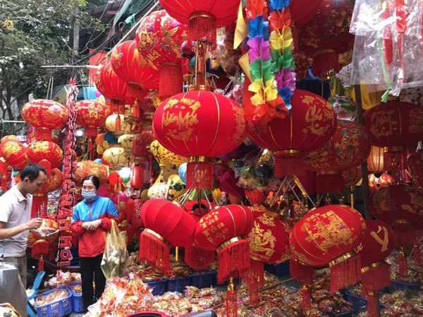 Bustling Hanoi street gears up for upcoming Tet holiday