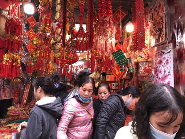 Bustling Hanoi street gears up for upcoming Tet holiday