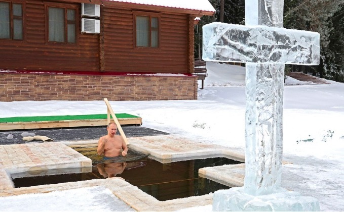 Ông Putin cởi trần, ngâm mình dưới hồ nước băng giá