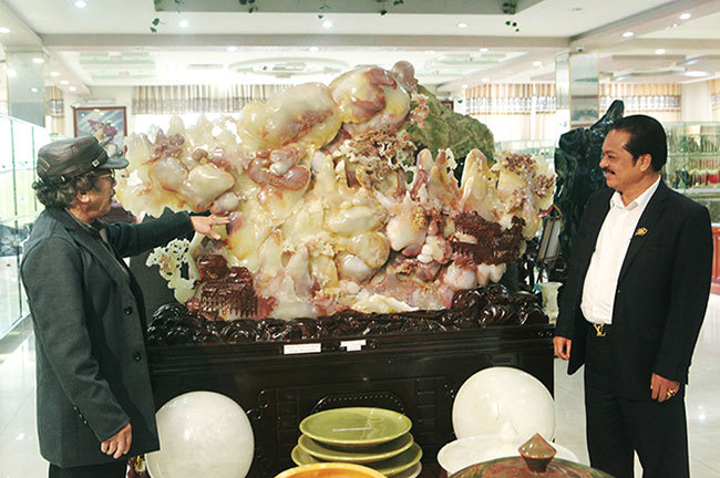 Bức tranh 'Sơn thủy hữu tình' bằng ngọc tuyệt đẹp, giá gần 2 tỷ của đại gia Thái Nguyên