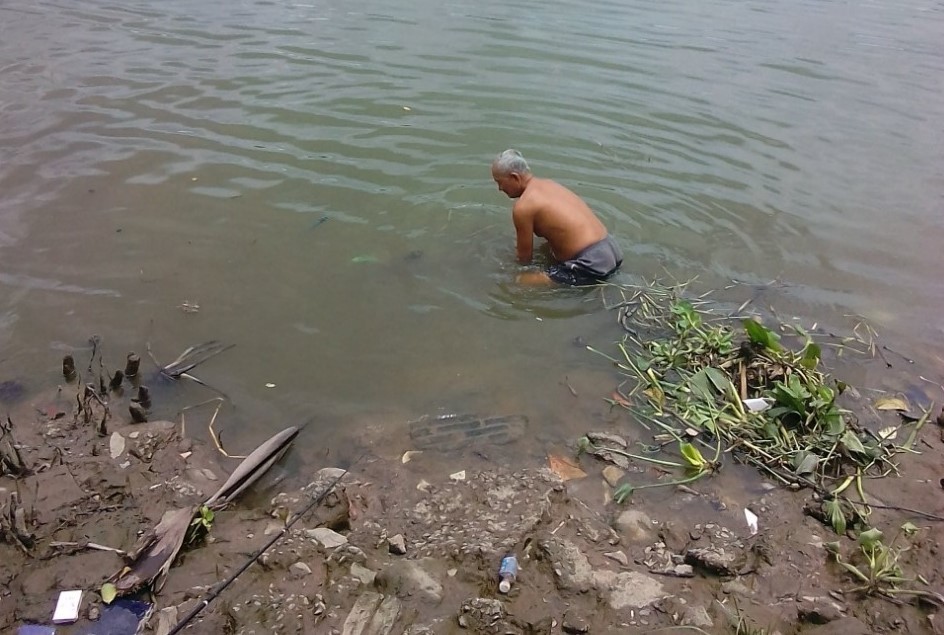 74-year-old man helps Saigonese cope with floods by clearing canals