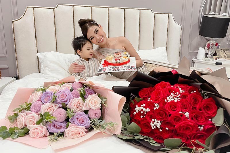 Thúy Diễm hạnh phúc khi được bố mẹ chồng cưng chiều