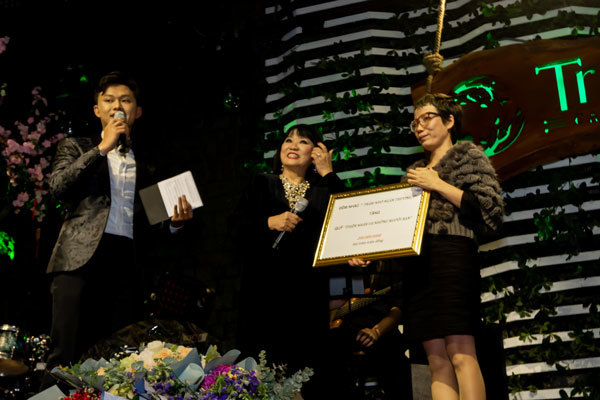 Chuỗi âm nhạc Lam Phương tặng quỹ Thiện Nhân 200 triệu đồng