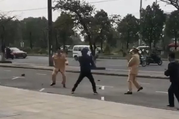 Vượt đèn đỏ, người vi phạm rút côn tấn công CSGT Hải Phòng