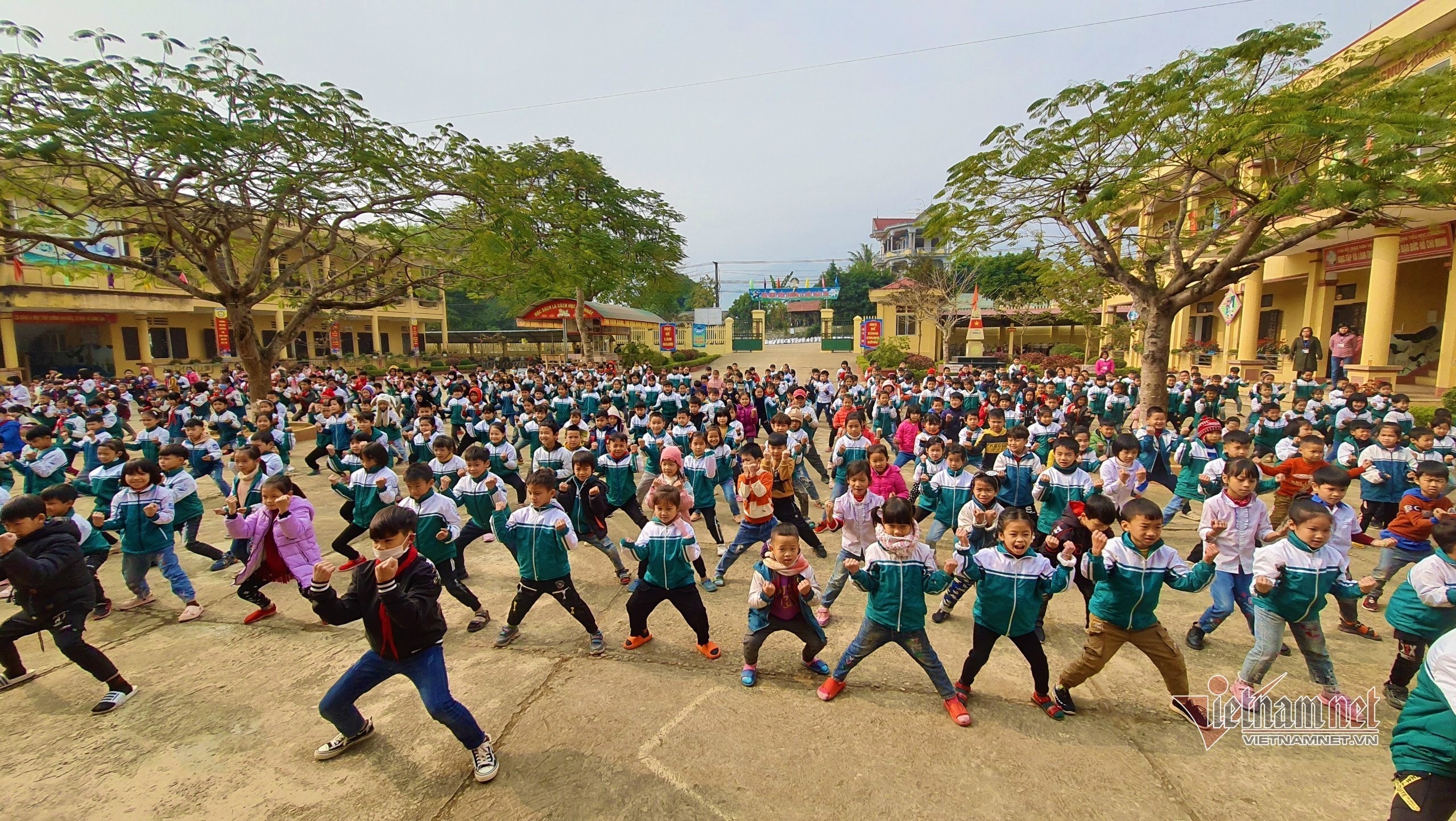 Màn trình diễn võ thuật sôi động trên sân trường của học sinh tiểu học