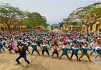 Màn trình diễn võ thuật sôi động trên sân trường của học sinh tiểu học