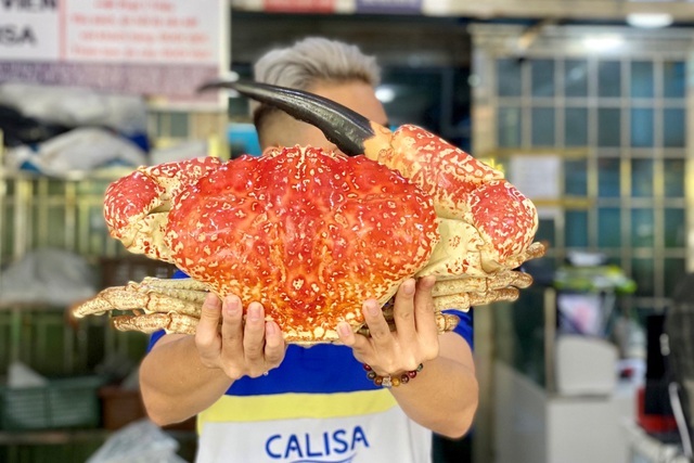 Cua biển 'khổng lồ' giá chục triệu đồng/con, đại gia không tiếc mua về ăn