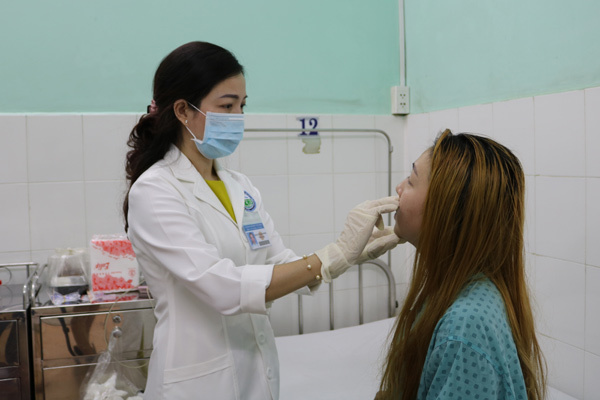 Cô gái 27 tuổi chảy mủ, sưng phù môi sau khi xăm