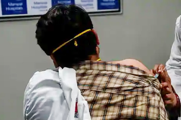 Một nhân viên y tế 42 tuổi ở Ấn Độ chết sau khi tiêm vắc xin Covid-19